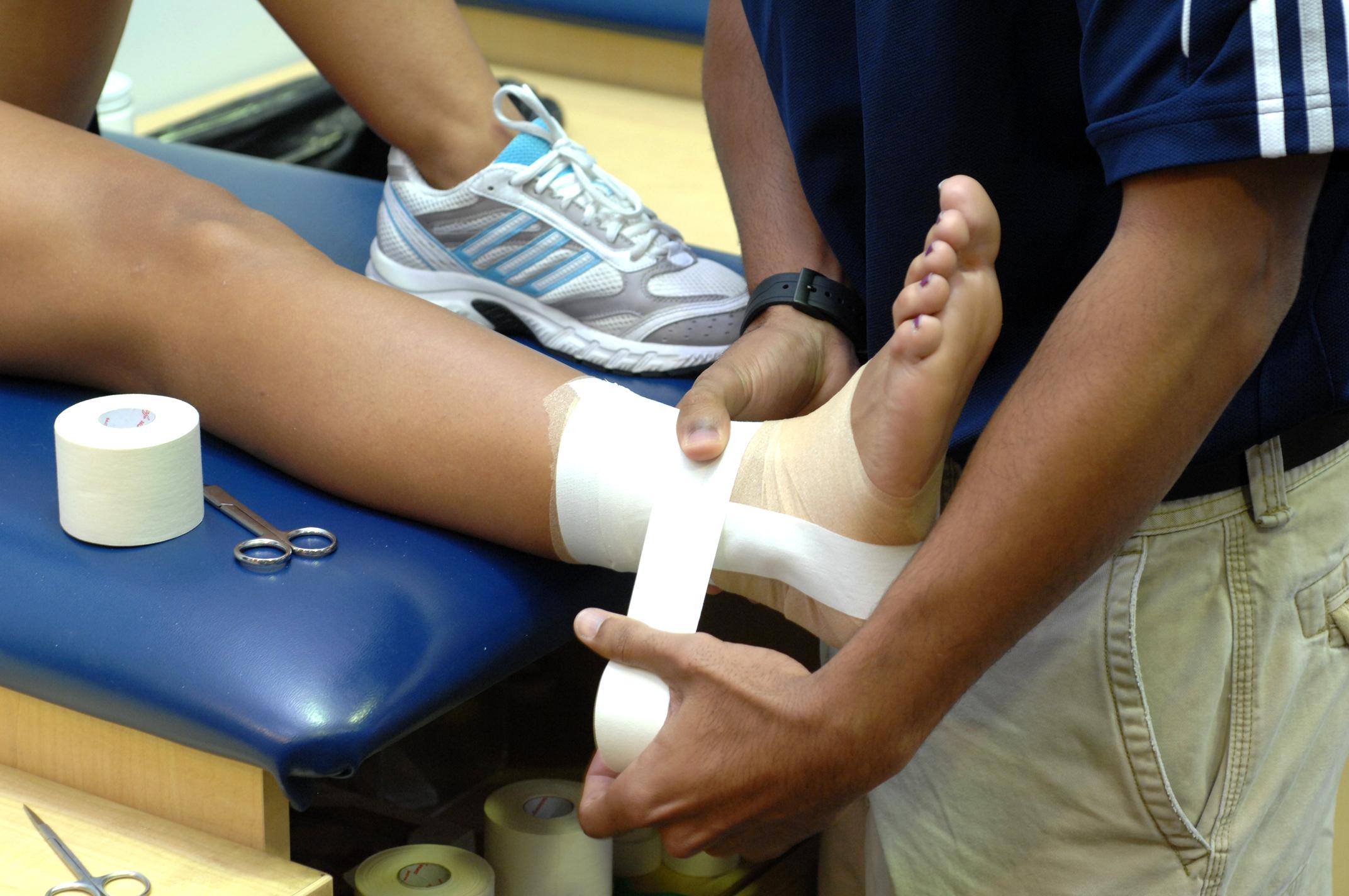 Preparación de un vendaje de tobillo en el programa de entrenamiento atlético de FIU. Imagen de referencia