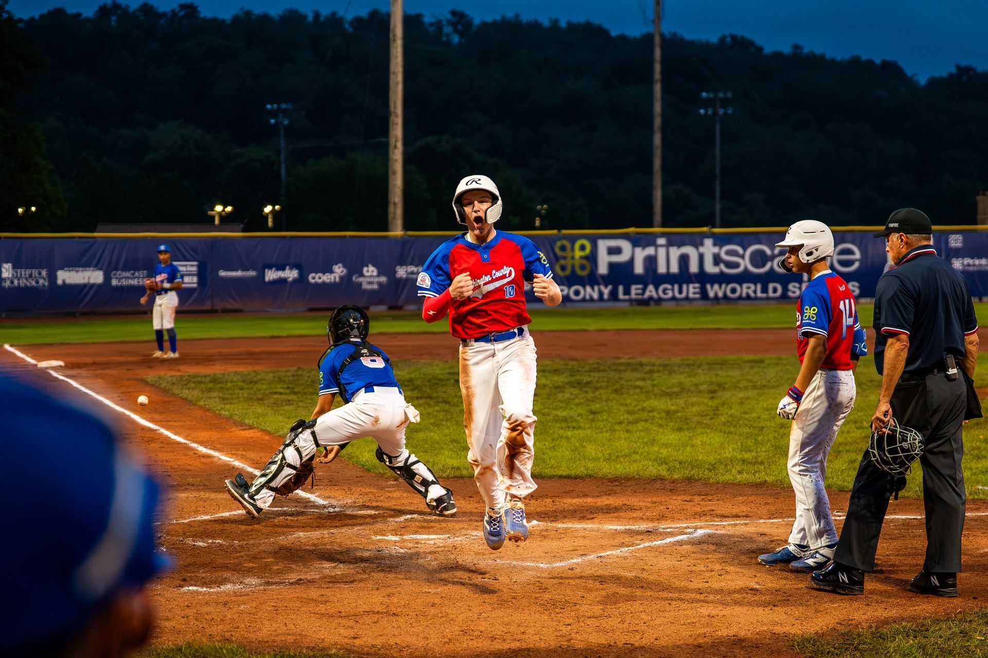 Un jugador corre hacia la base durante la PONY League World Series