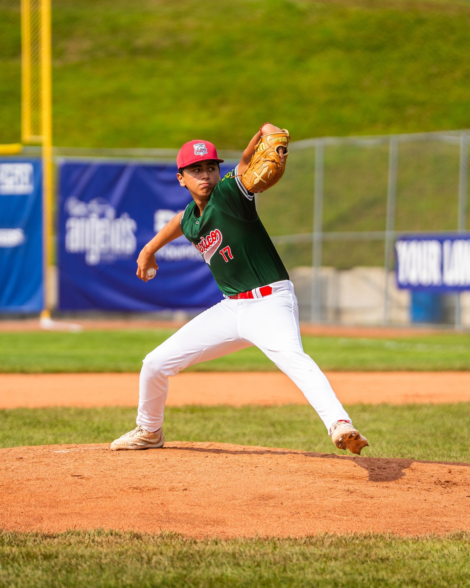 Acción de lanzamiento durante la PONY League World Series